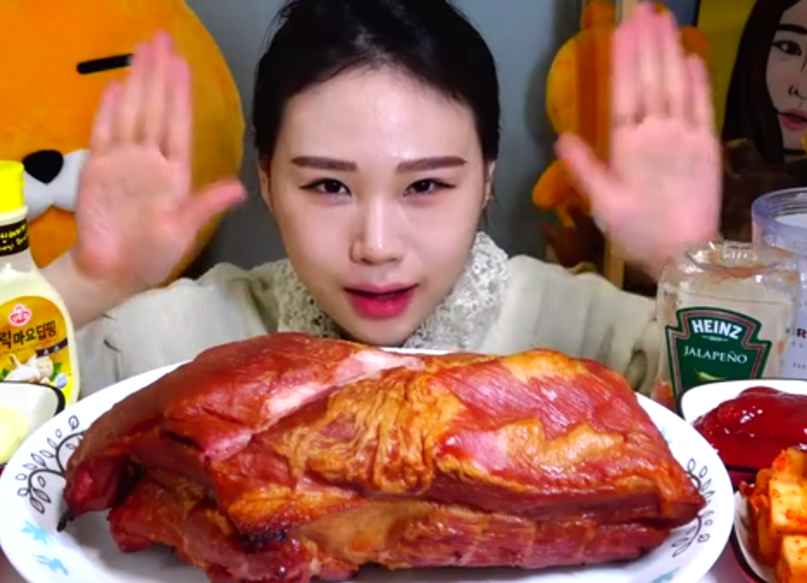 "假大胃王"直播吃30斤"牛肝",切开之后就露馅,网友:太假了