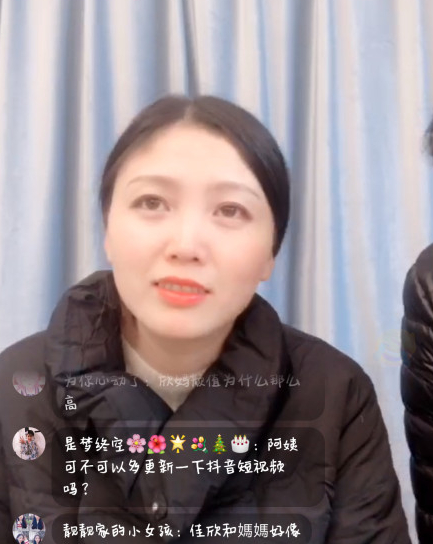 9岁的裴佳欣已经够美,看到妈妈的样子,才知道什么是盛世美颜