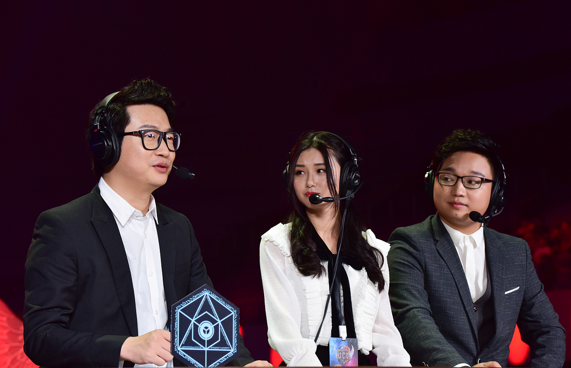 英雄联盟主持人余霜晒出与解说管泽元的多张婚纱照,并深情表白.