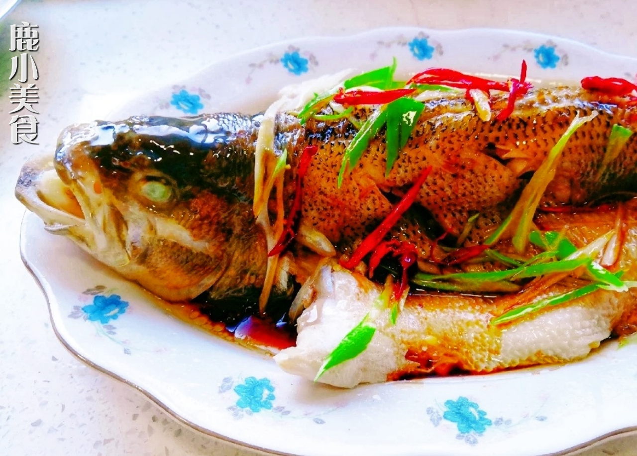 清蒸鱼时,鱼肉滑嫩,熟而不老的"4个关键",掌握了比饭店还鲜