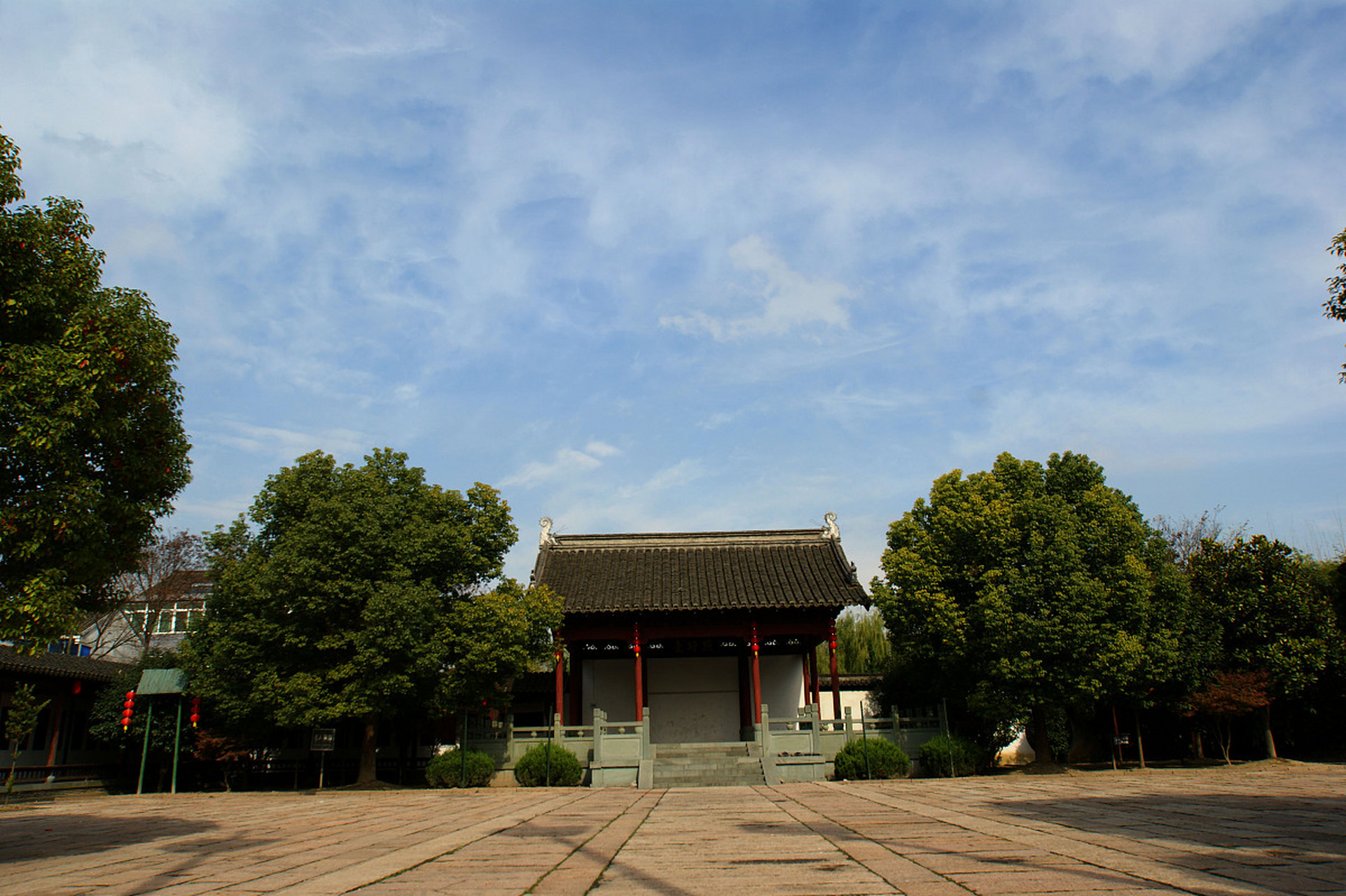 海宁长安古镇位于浙江省海宁市南端,是一座有着丰富历史文化的古镇.