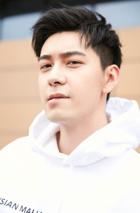 陈星旭:简约又青春,感觉眼神会放电一样