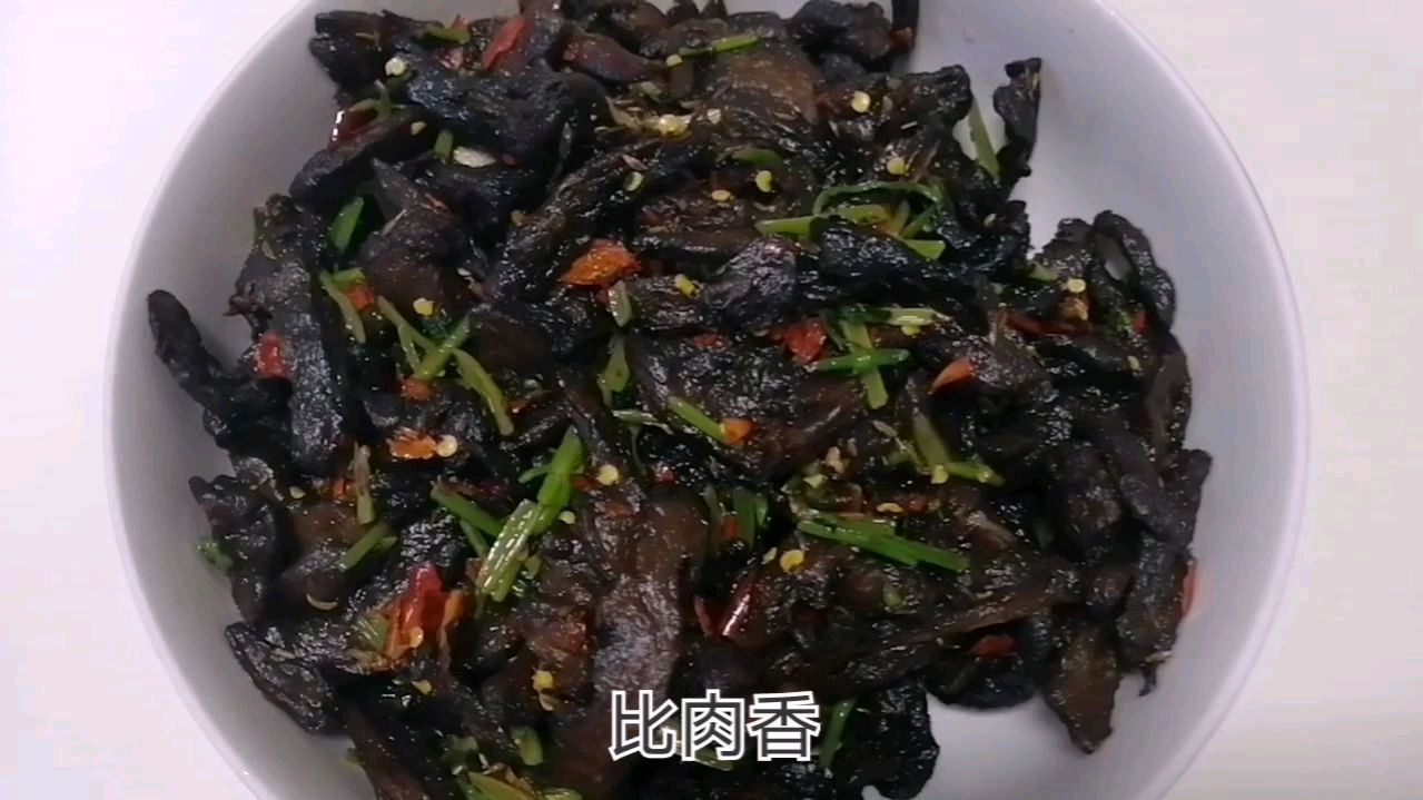小伙分享老家美食“辣炒咸菜疙瘩”麻辣鲜香,下酒必备,过瘾