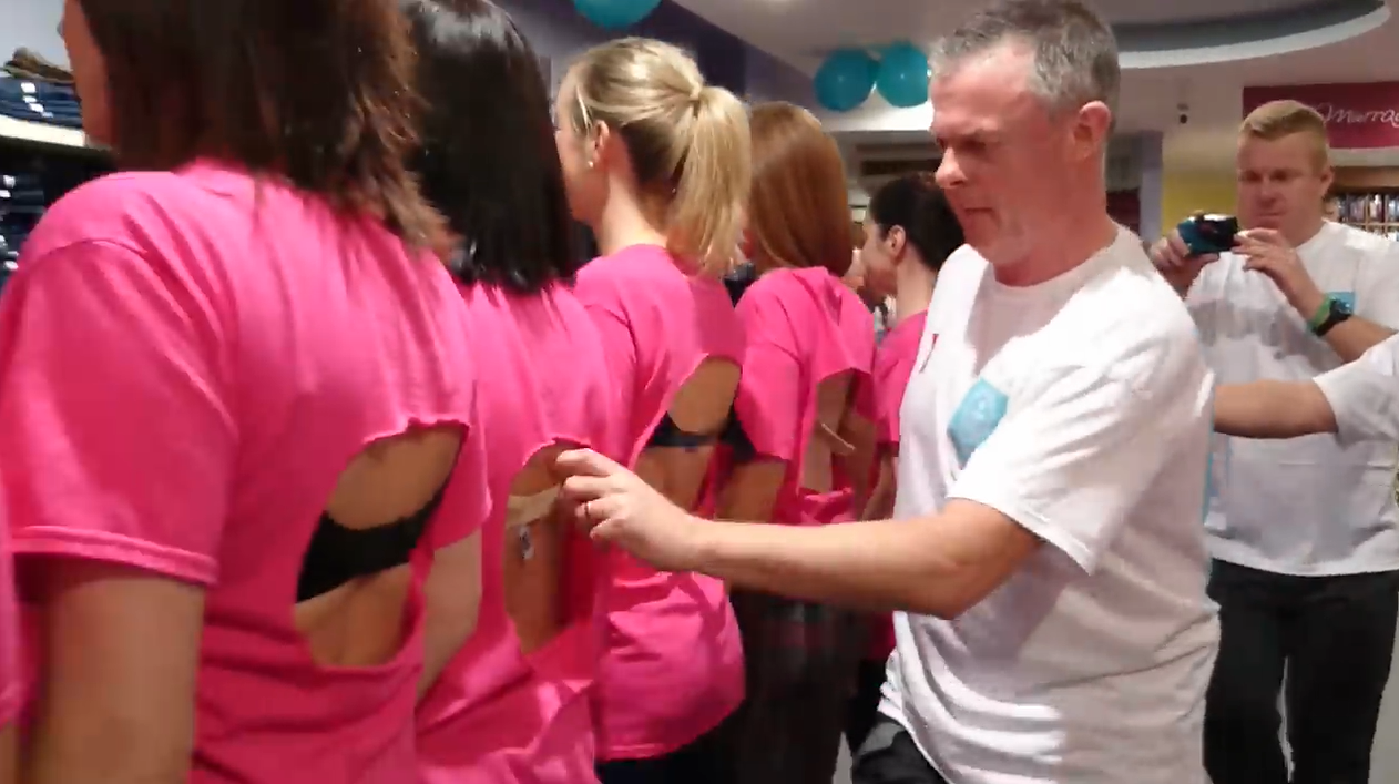 最奇葩的吉尼斯纪录,男子一分钟解开69个内衣扣!