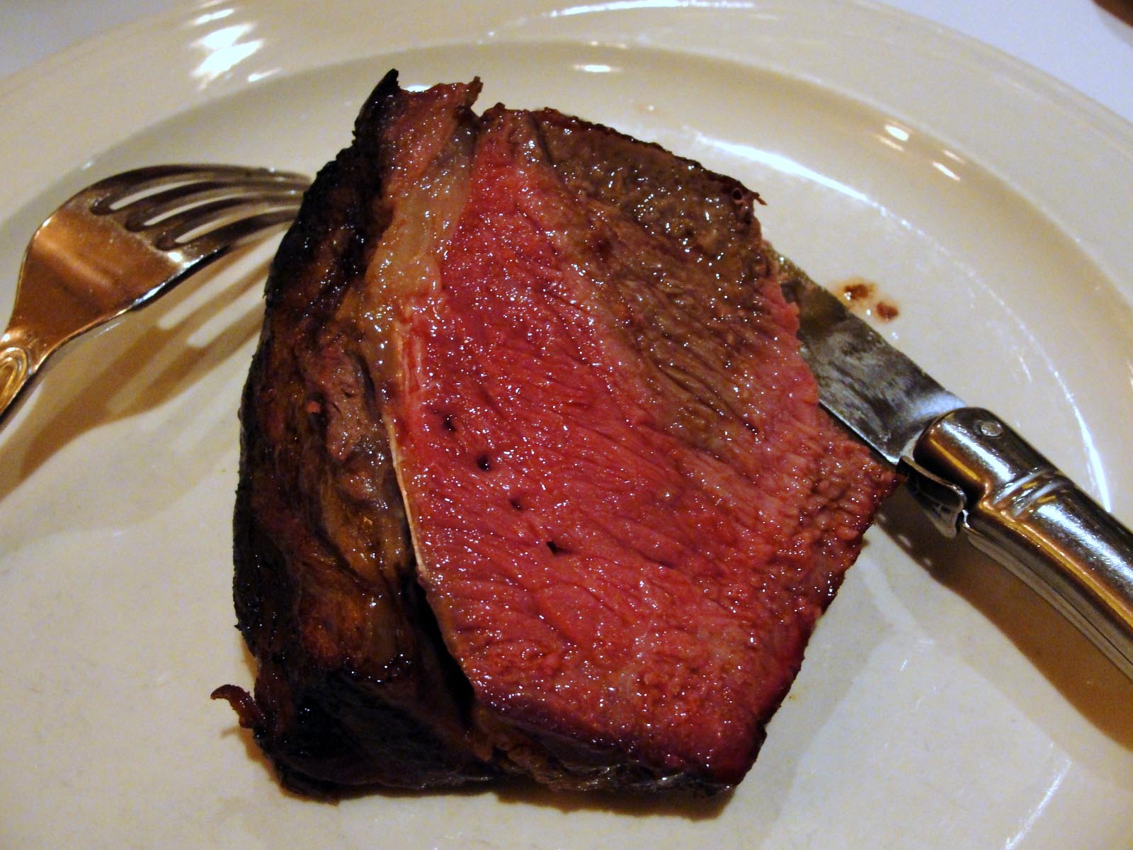 韩国网红直播吃牛排,3分熟还带血丝,网友眼尖:想红没那么容易