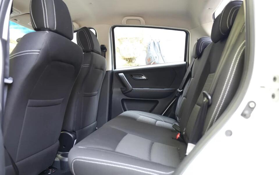 江淮汽车-江淮iev6e,整体设计神秘,车型显得沉稳