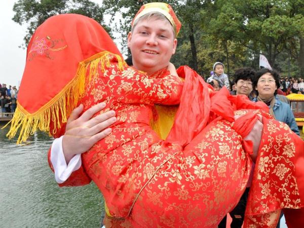 盘点外国人的中式婚礼情结,抬花轿闹洞房一样都不少