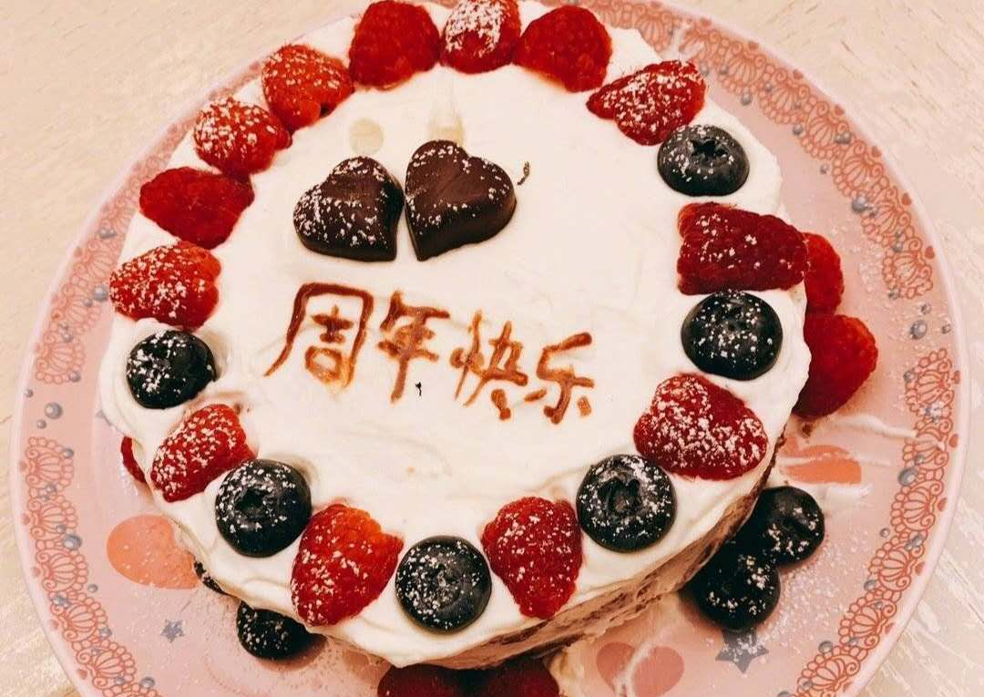 佟大为庆祝婚礼11周年纪念日,蛋糕1细节成亮点,夫妻尽显甜蜜