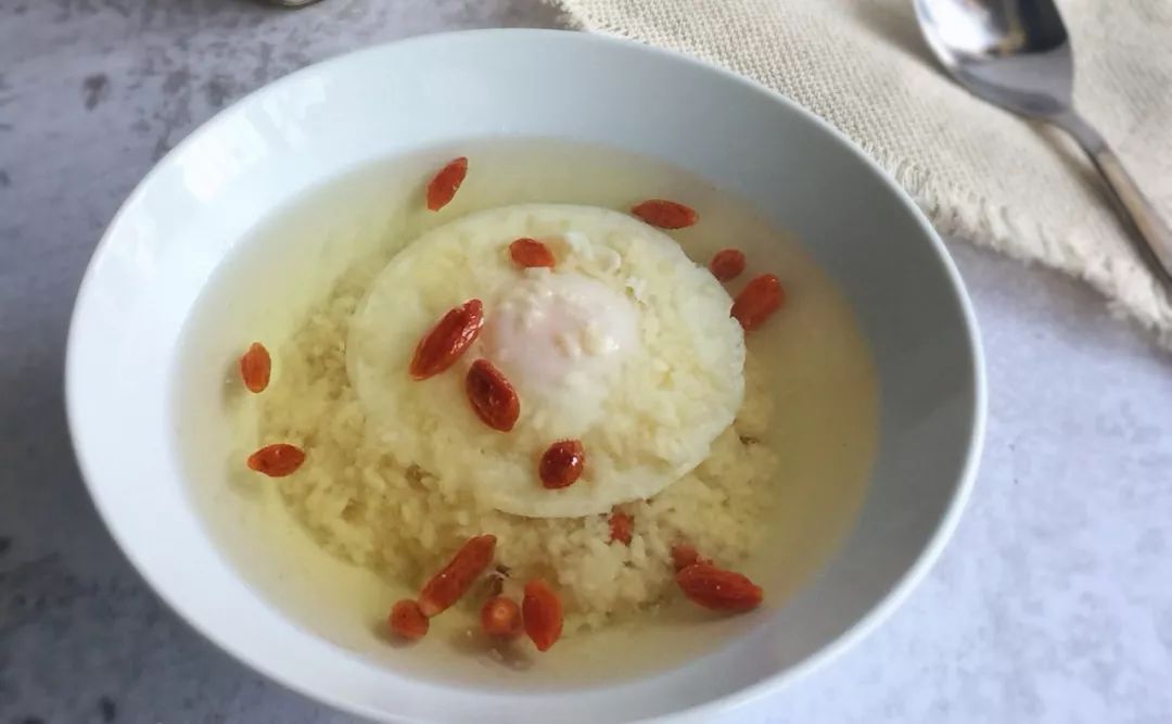 荷包蛋煮不圆还冒白沫,水煮蛋粘壳又难剥,是你煮鸡蛋方法错了!