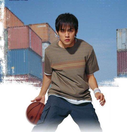 周杰伦年轻打篮球图片