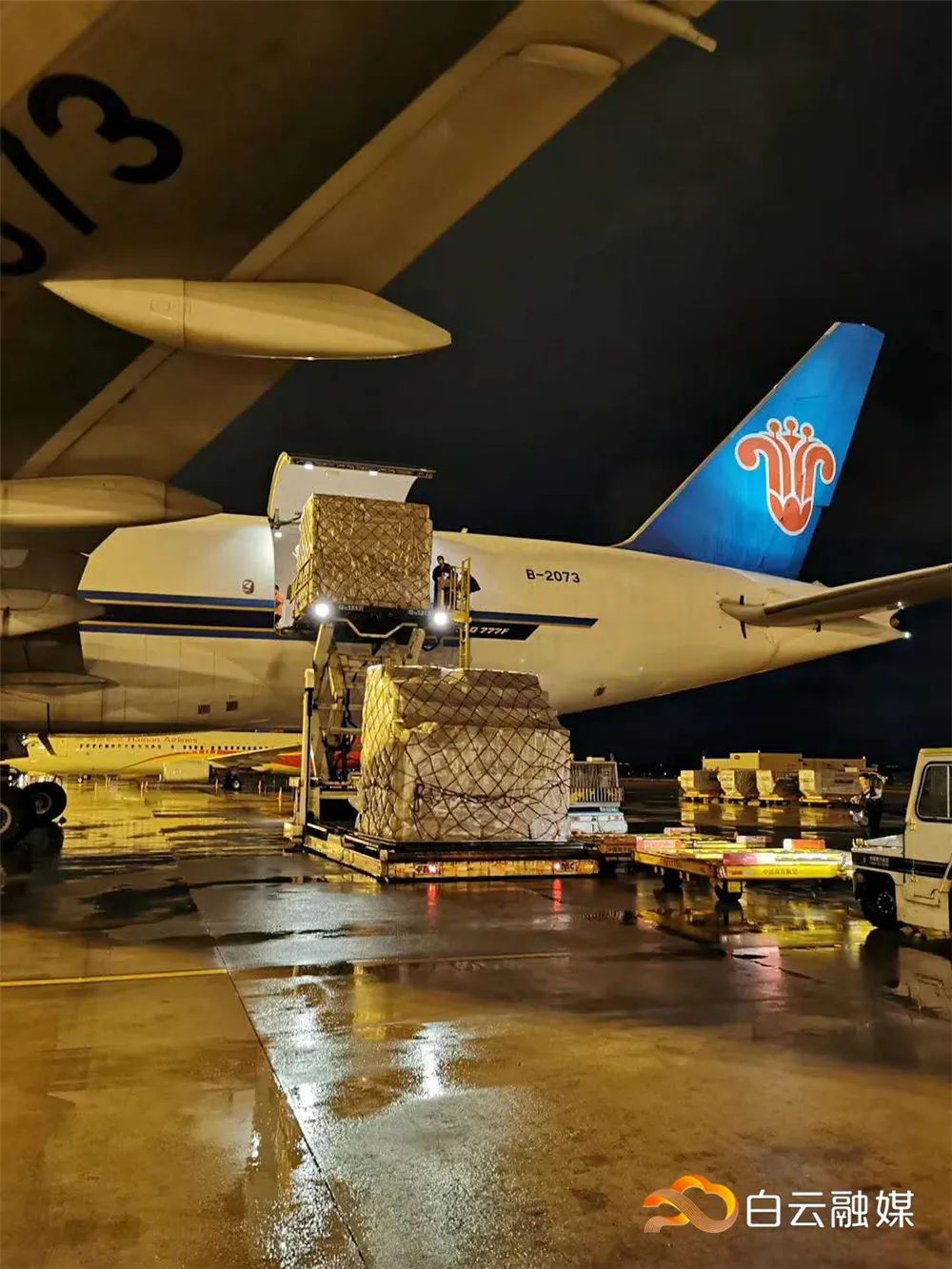 火速驰援!高捷物流连夜包机将防护物资运往海外