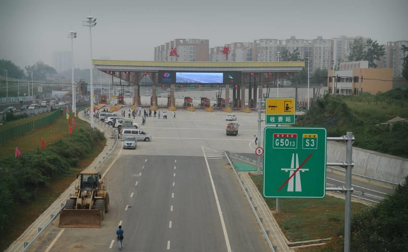 沥青路面的保养维护更加的麻烦,本身我国的高速公路都是在连年亏损中