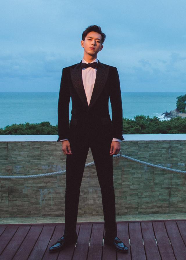 李现身穿暗纹雕花西装帅气优雅,气质不凡,散发出迷人的魅力