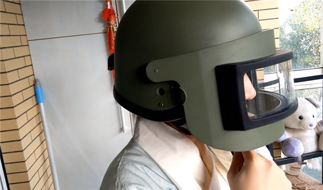 绝地求生:小伙网购军用三级头,拆开后很失望:防不住98k