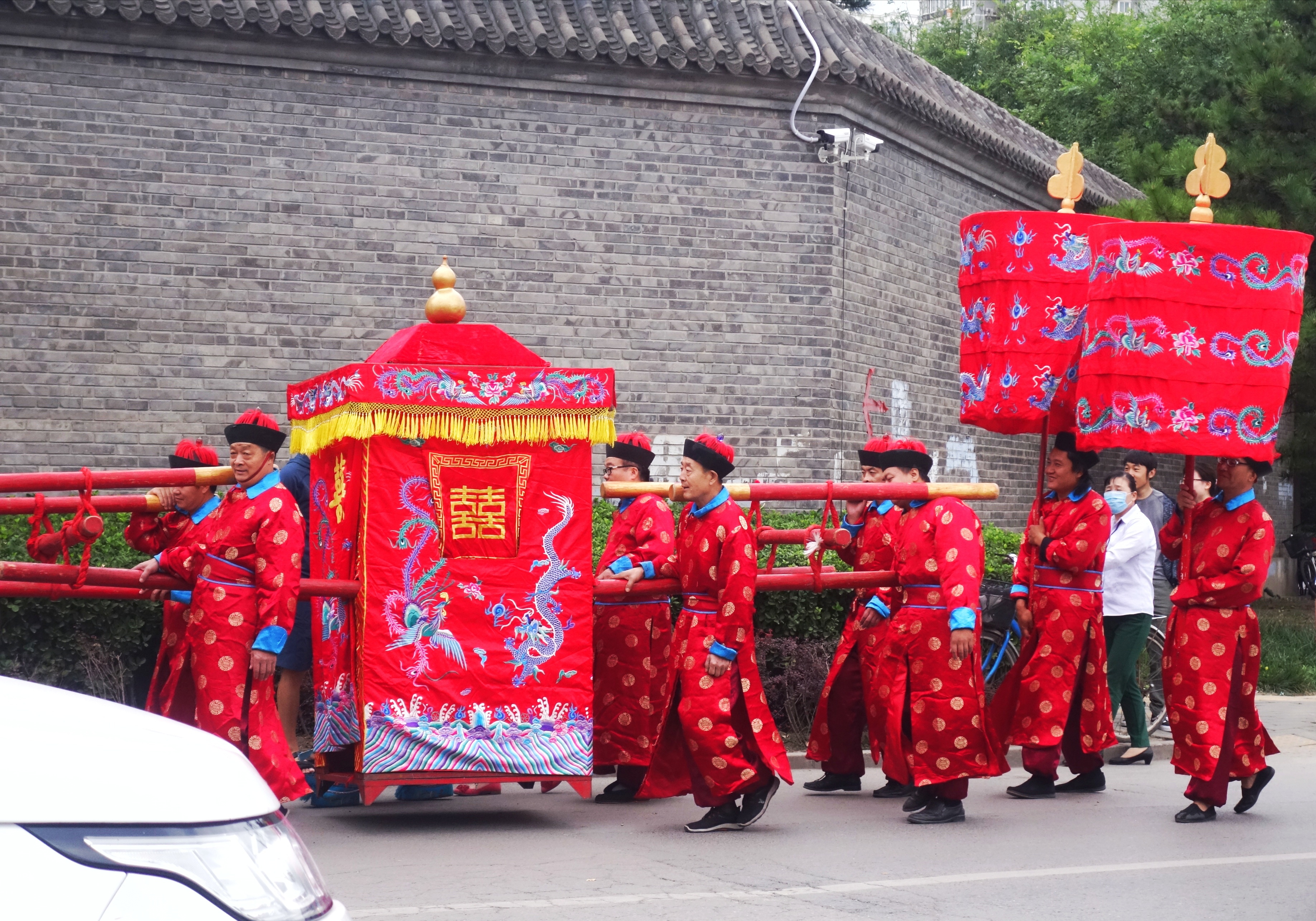 路遇中式婚庆队伍,八抬大轿娶媳妇