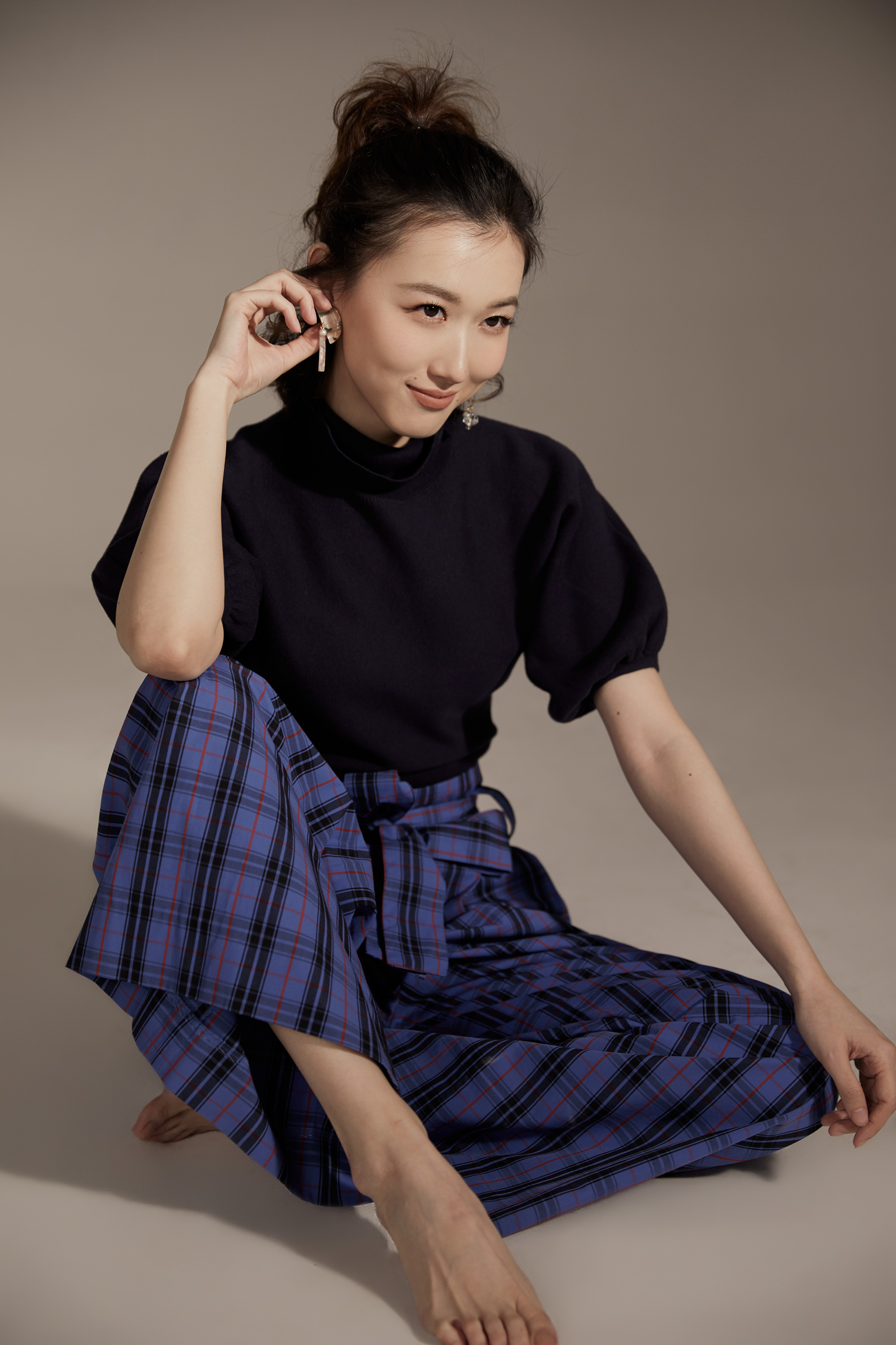 俏皮的半丸子头配上独特的笑颜魅力,英气十足.