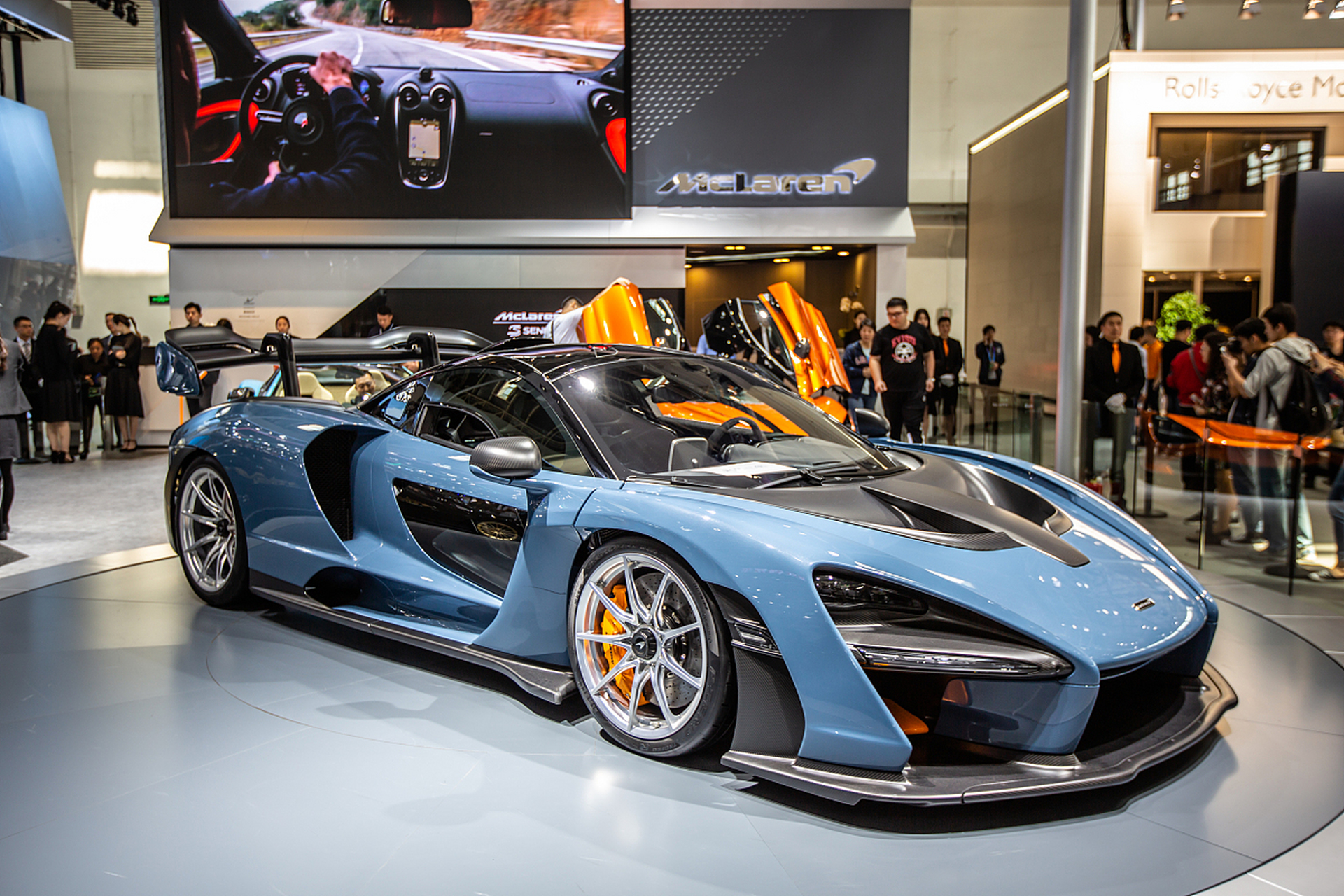 昨天我去相亲向朋友借车,她二话没说借给我一辆豪车"迈凯伦塞纳 ".