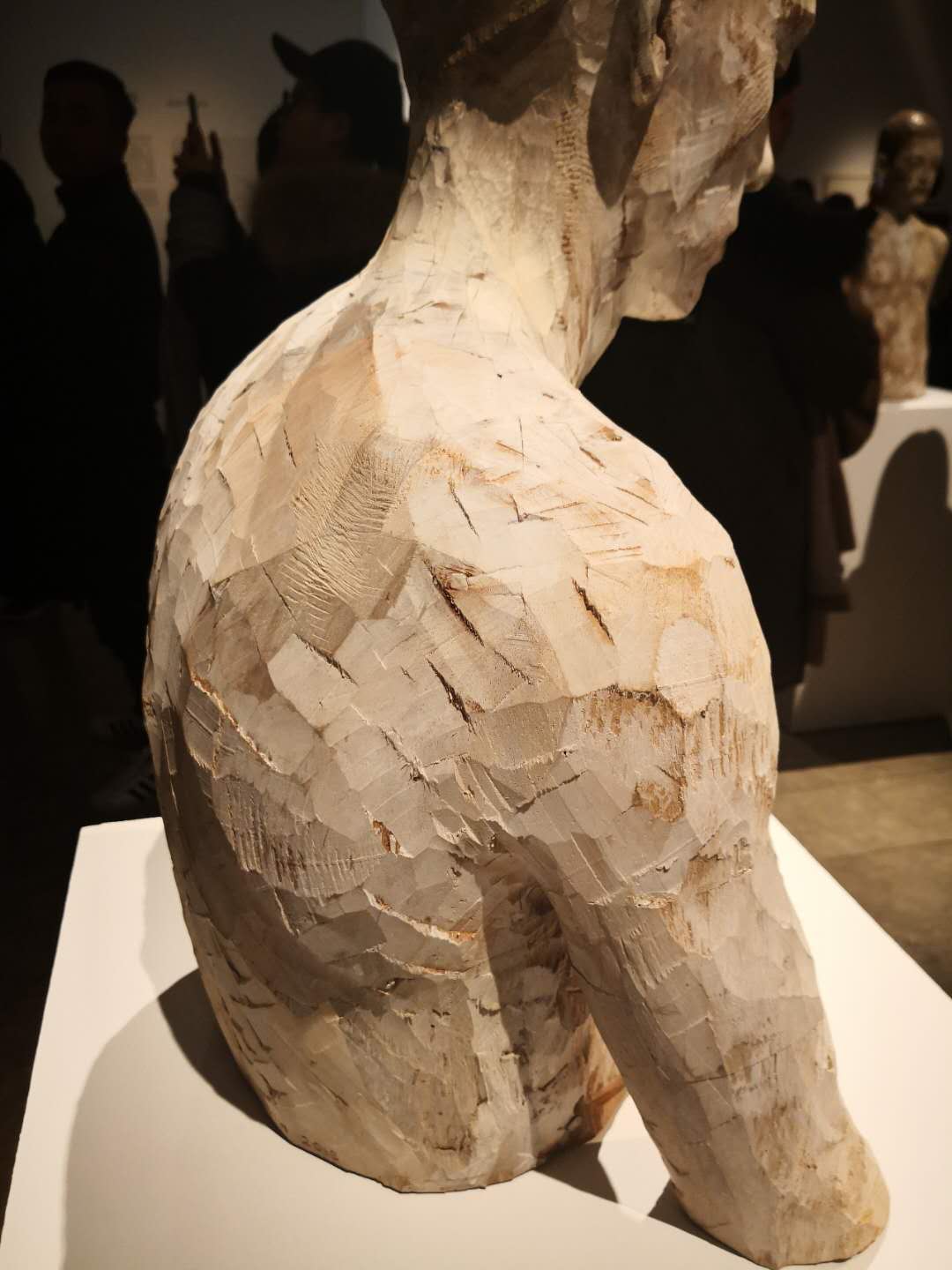 雕塑家布鲁诺·瓦尔波特 看了他的木雕作品 你便会发现身体采用白色