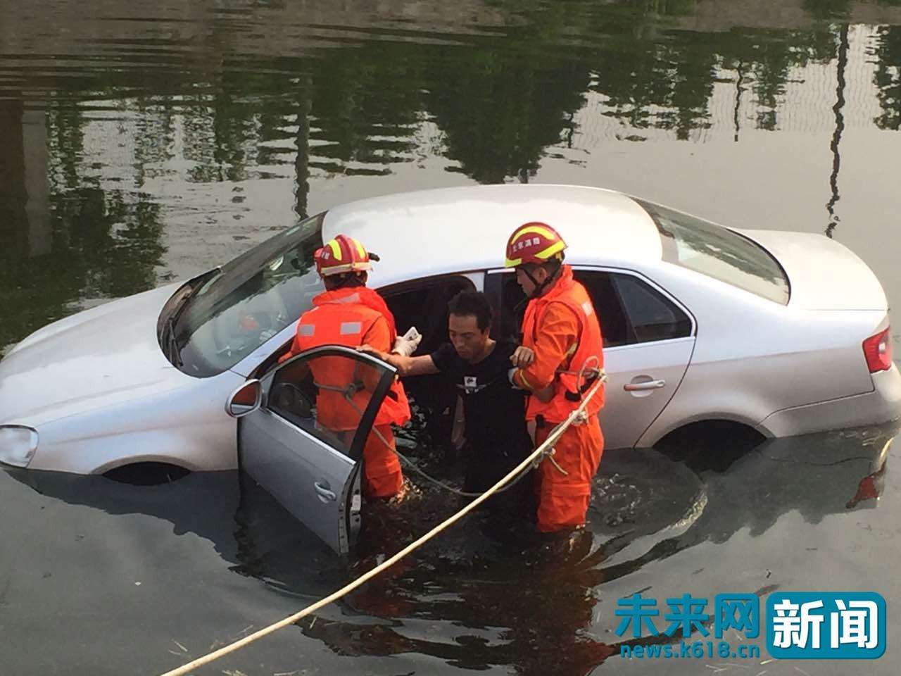 汽车意外落水,如何快速进行逃生?教给你关乎生命的"逃生技巧"