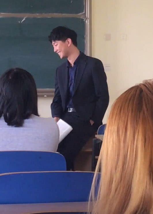 帅气男老师穿着西装来上课,长相神似都敏俊,网友:千颂