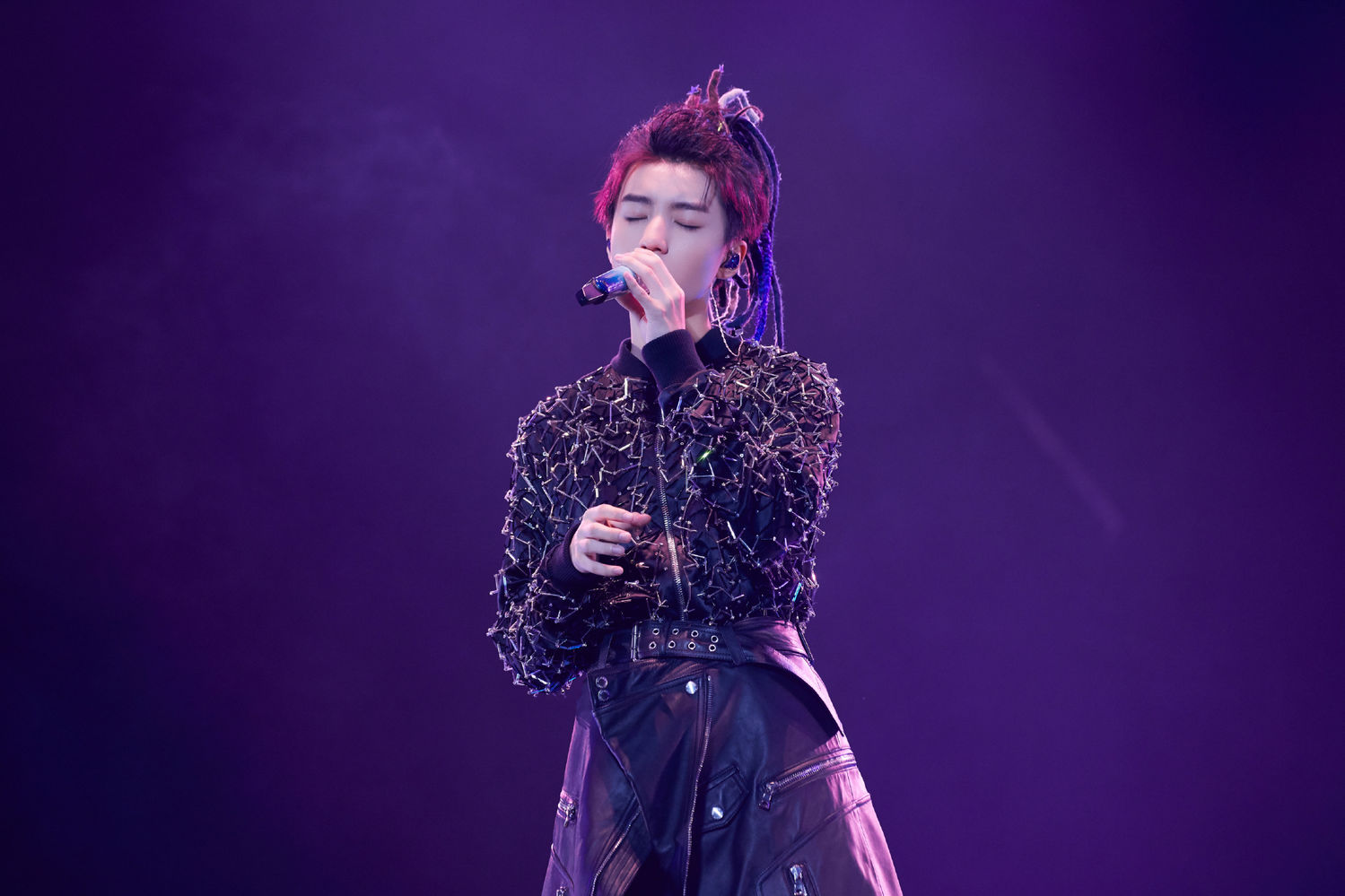 王俊凯《倔强》演唱会现场版来袭,和小凯一起倔强的做自己