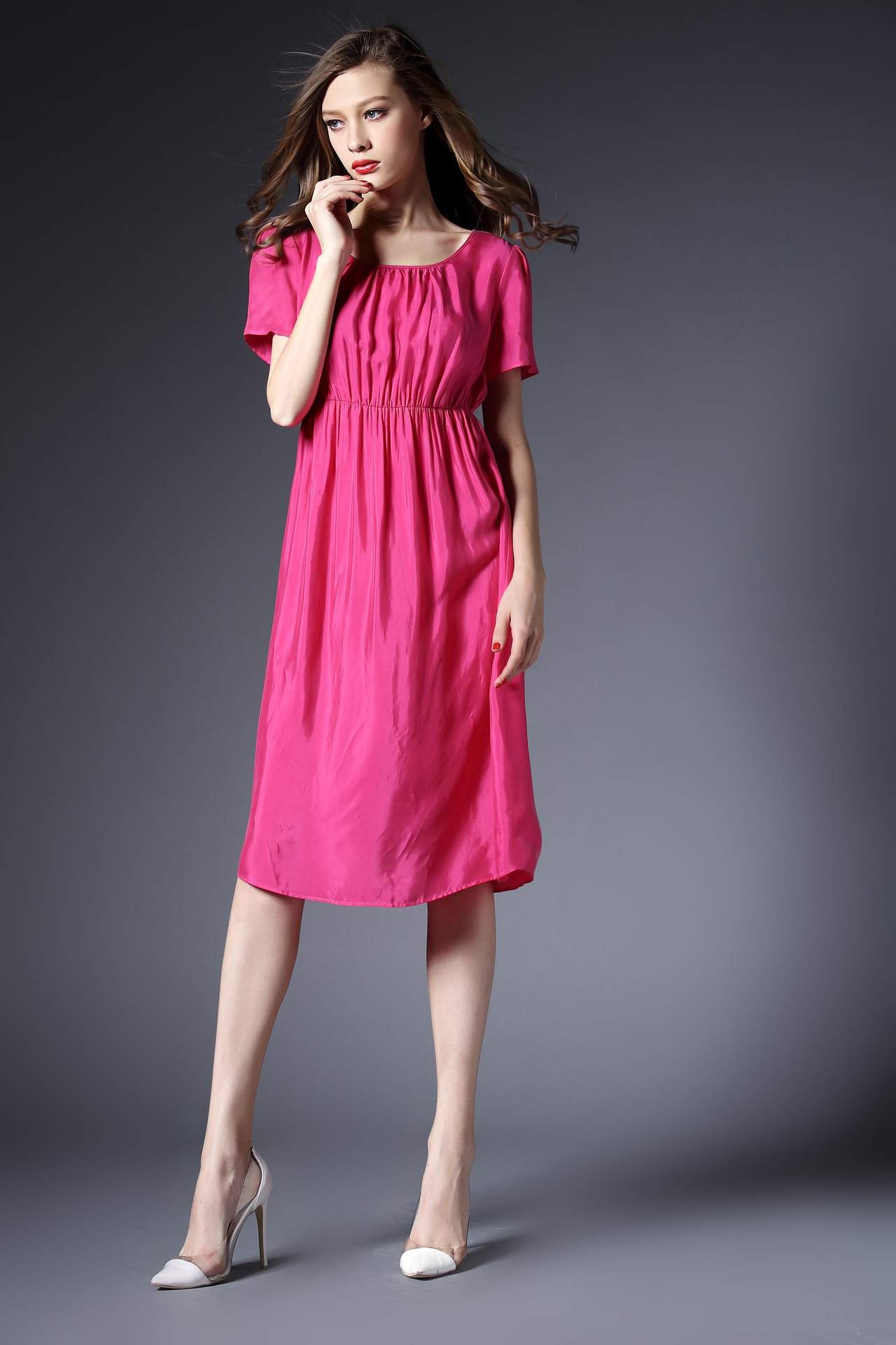 半身过膝盖的带花裙,很有女人的味道