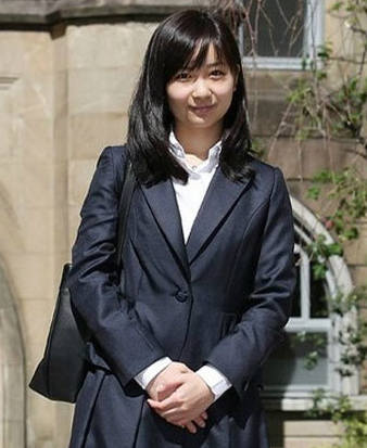 共有2个女儿和1个儿子,他们的女儿真子公主和佳子公主长相都非常美丽