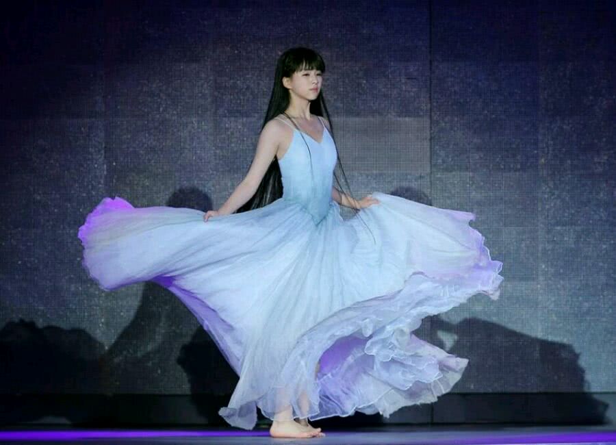 本想程潇的一字马已经很厉害了,但看到小彩旗我服了,不愧是舞者