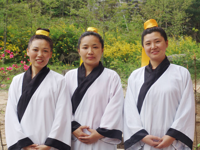 一名年轻的女道姑正在练习武术.