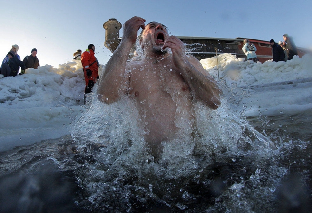 全球4种"恶心"的洗澡习惯,用辣椒酱沐浴,爽翻天很简单