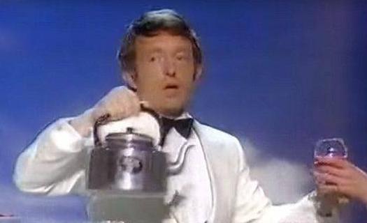 春晚刘谦"魔壶""疑遭揭秘:助手众目睽睽之下直接换壶?