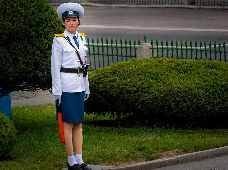 实拍朝鲜:游客镜头下苗条的平壤女交警,你觉得漂亮吗?