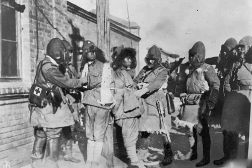 老照片:1931年9月18日,一组九一八事变后被捕的东北军士兵照