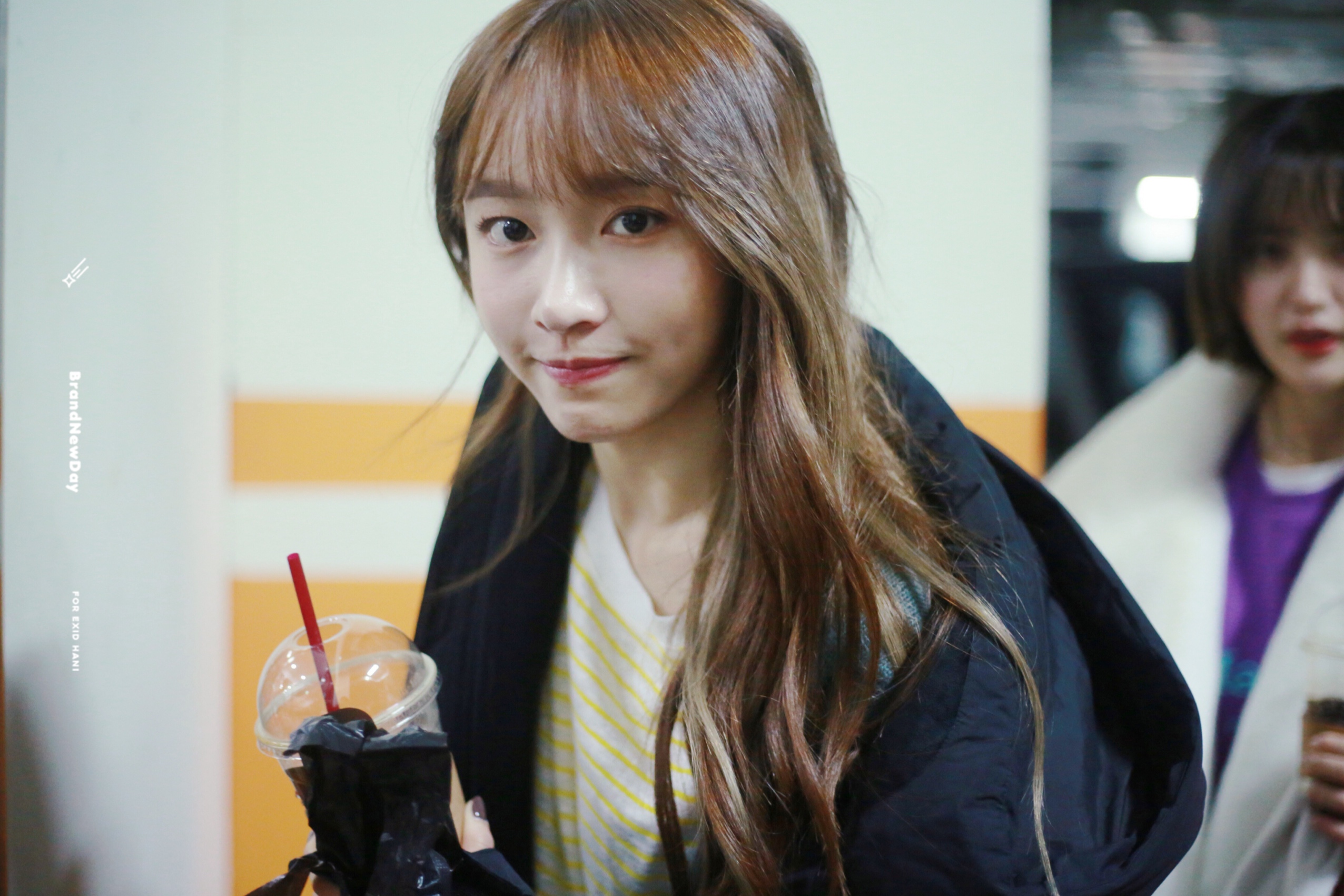 韩国女团exid新专辑预告照发布:hani眼神深邃,一身红衣很醒目!