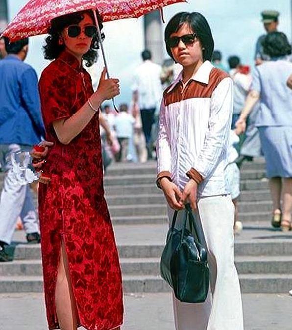 大量穿着喇叭裤,带着蛤蟆镜的青年走进了舞厅.(注:图片来源于网络!