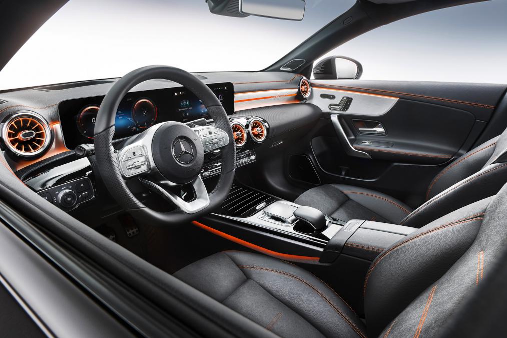 再来一张全景的内饰图,可以看出,新cla整体的内饰质感氛围营造,已经