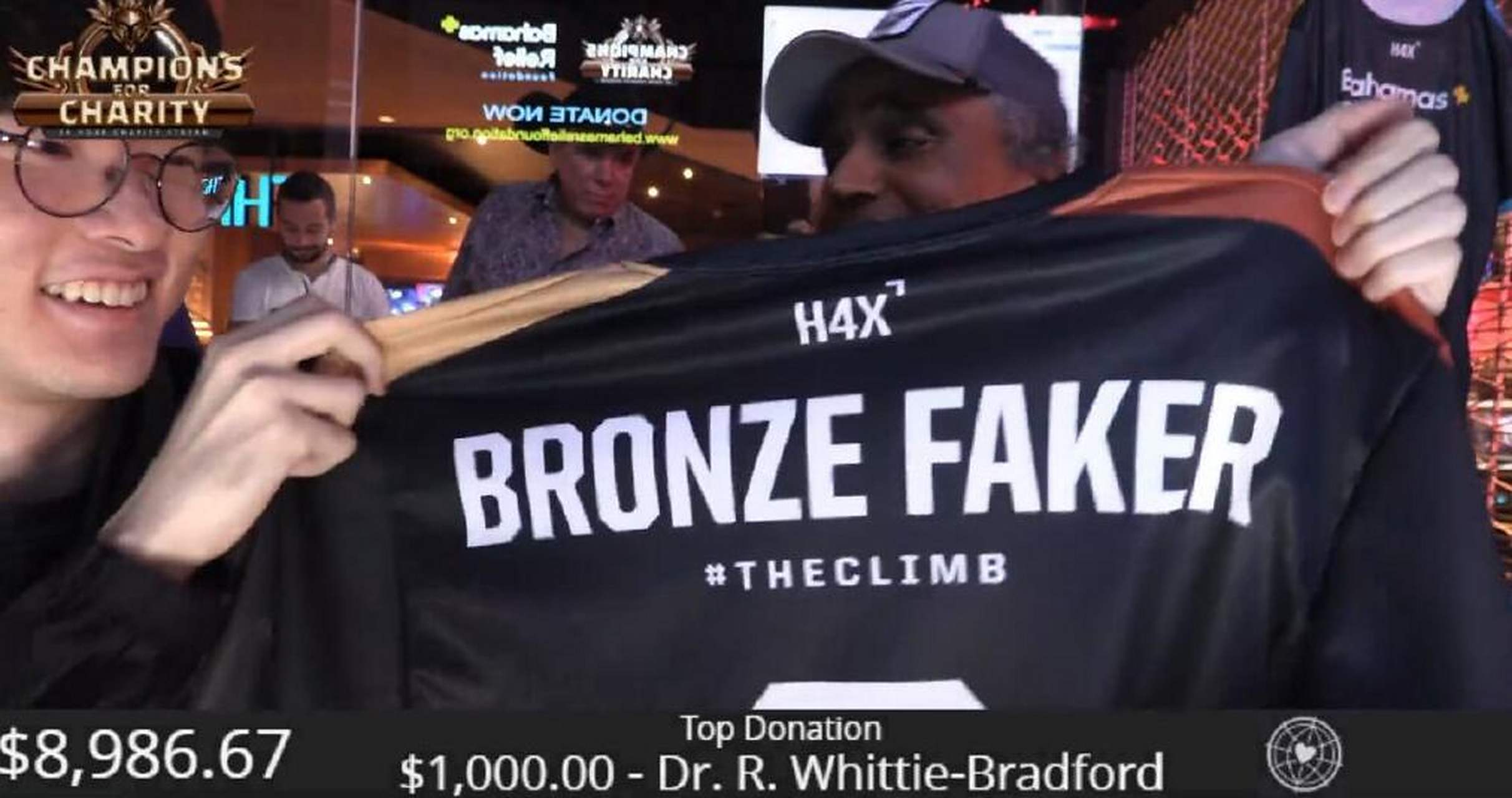 #英雄联盟# 【前nba总冠军里克·福克斯向faker赠送t恤】 在里克·福