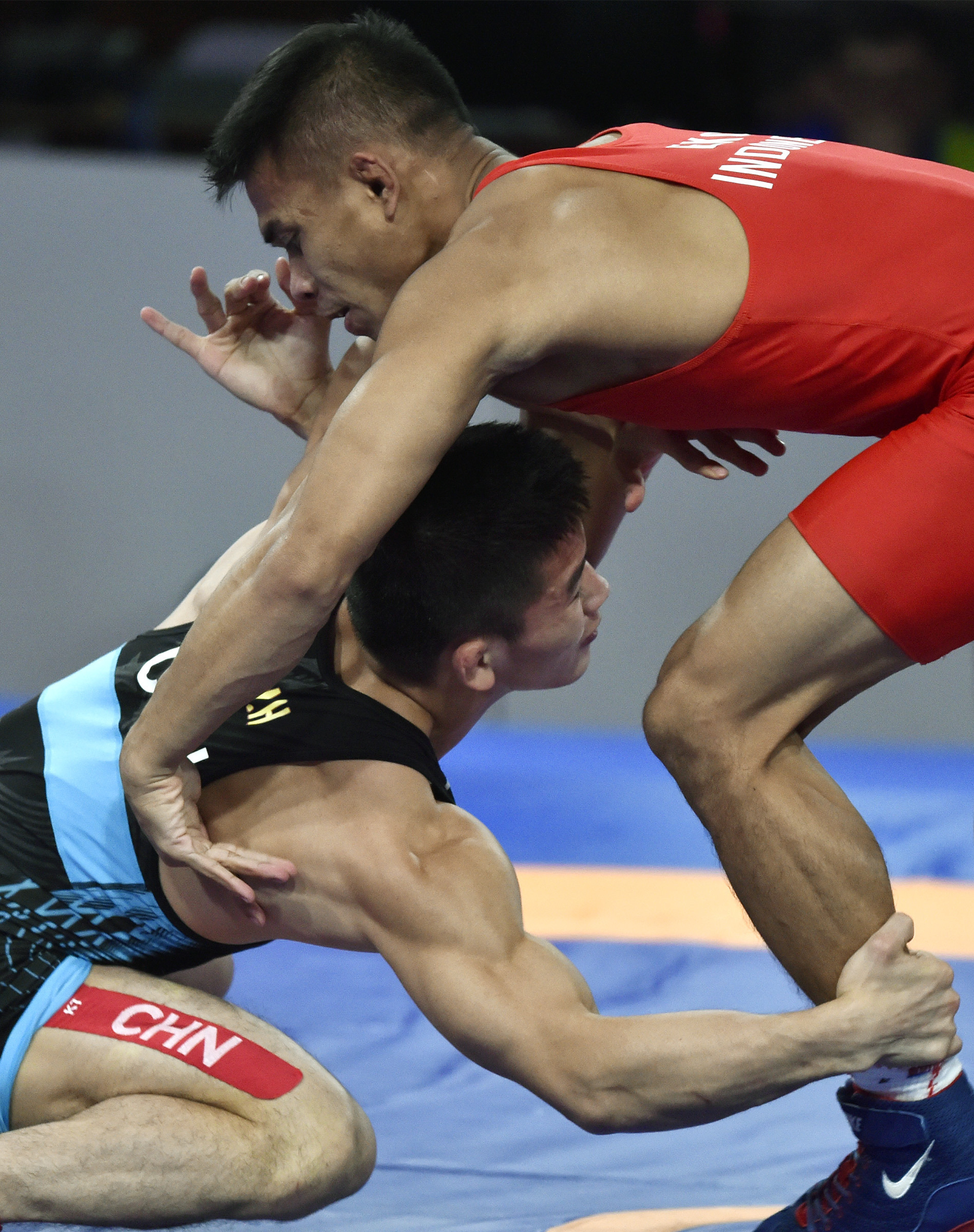 摔跤——男子自由式摔跤57公斤级1/4决赛:中国选手刘明瑚晋级(1)