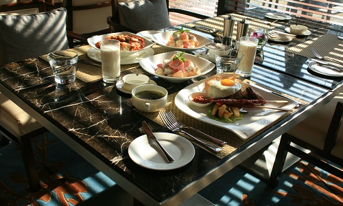 去西餐厅用餐时,千万别喝服务员端来的柠檬水,那可不是用来喝的