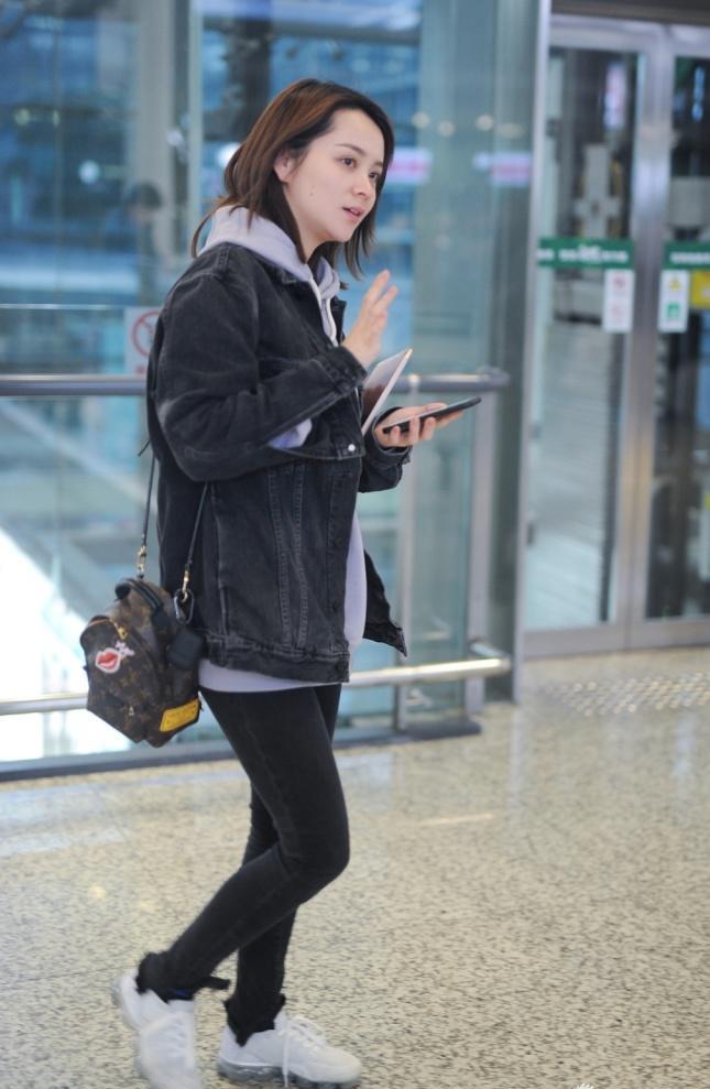 邓莎独自走机场,牛仔外套配"紫薯卫衣"青春又时尚,33美回18岁