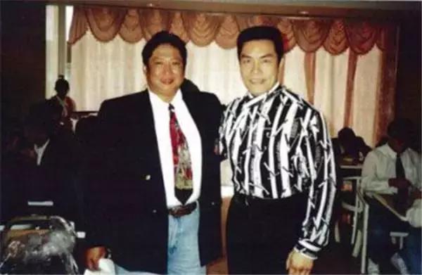 成龙洪金宝给他当配角,史泰龙拜他为师,他是李小龙唯一的对手