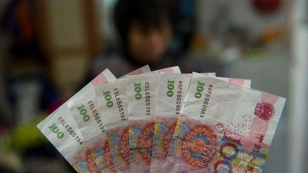 男子把一兜假币落火车上 回去取遇警察"接站"