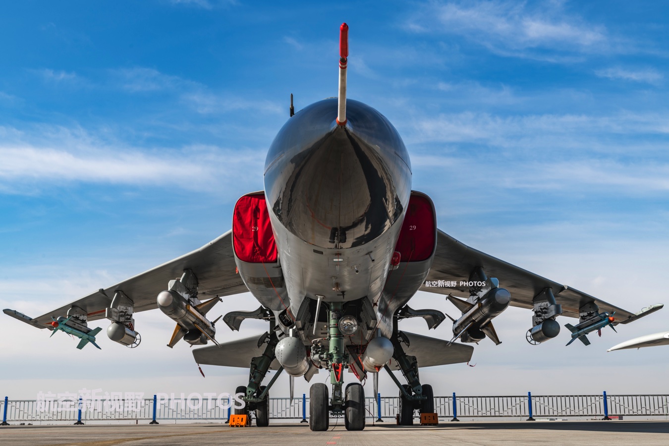 实拍歼轰-7a重型战机,国产第一款炸弹卡车,空对地攻击中坚力量