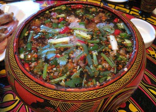 彝族菜的特色以肉为主,菜种必不可少的就是辣