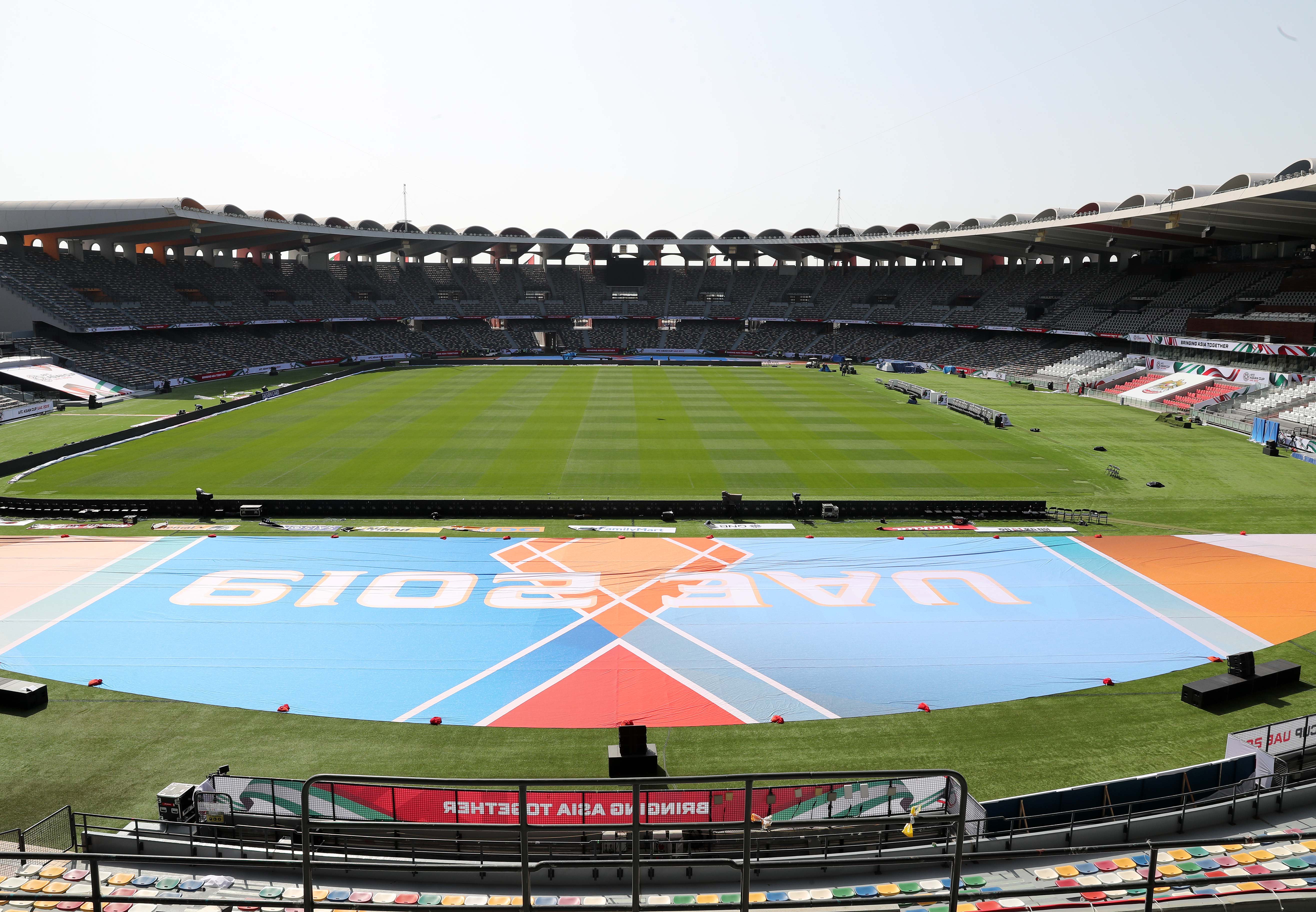 一名记者拍摄扎耶德体育城赛场内景.