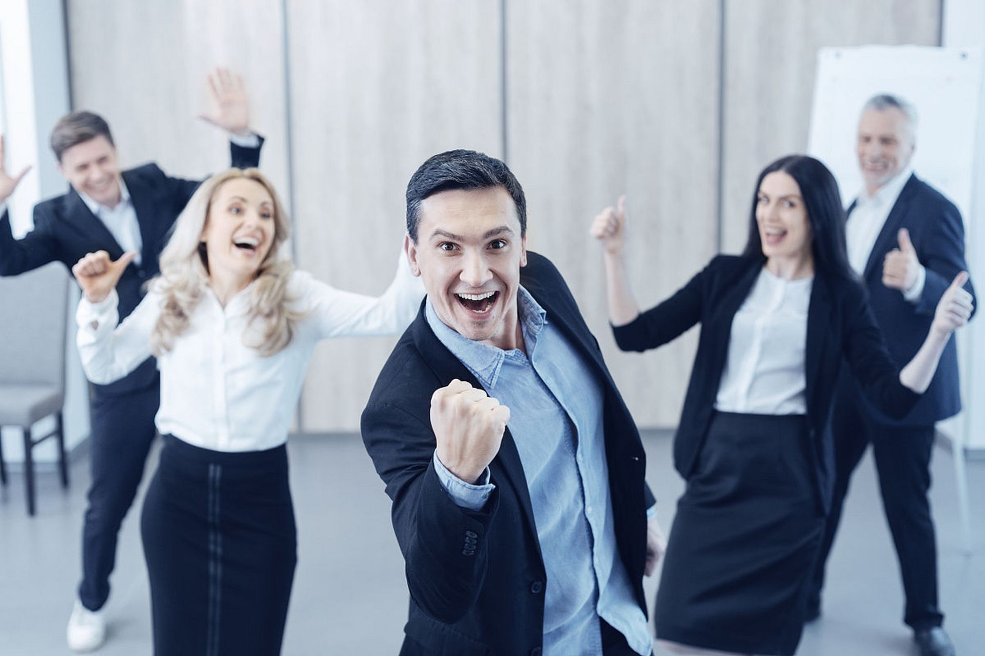 作为公司的一把手或高级管理层,你一定要学会用马斯洛理论来留住人.而