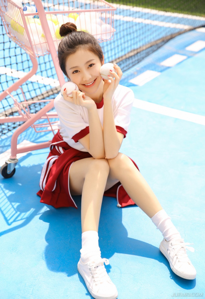 爱笑的美少女 阳光下活泼自拍