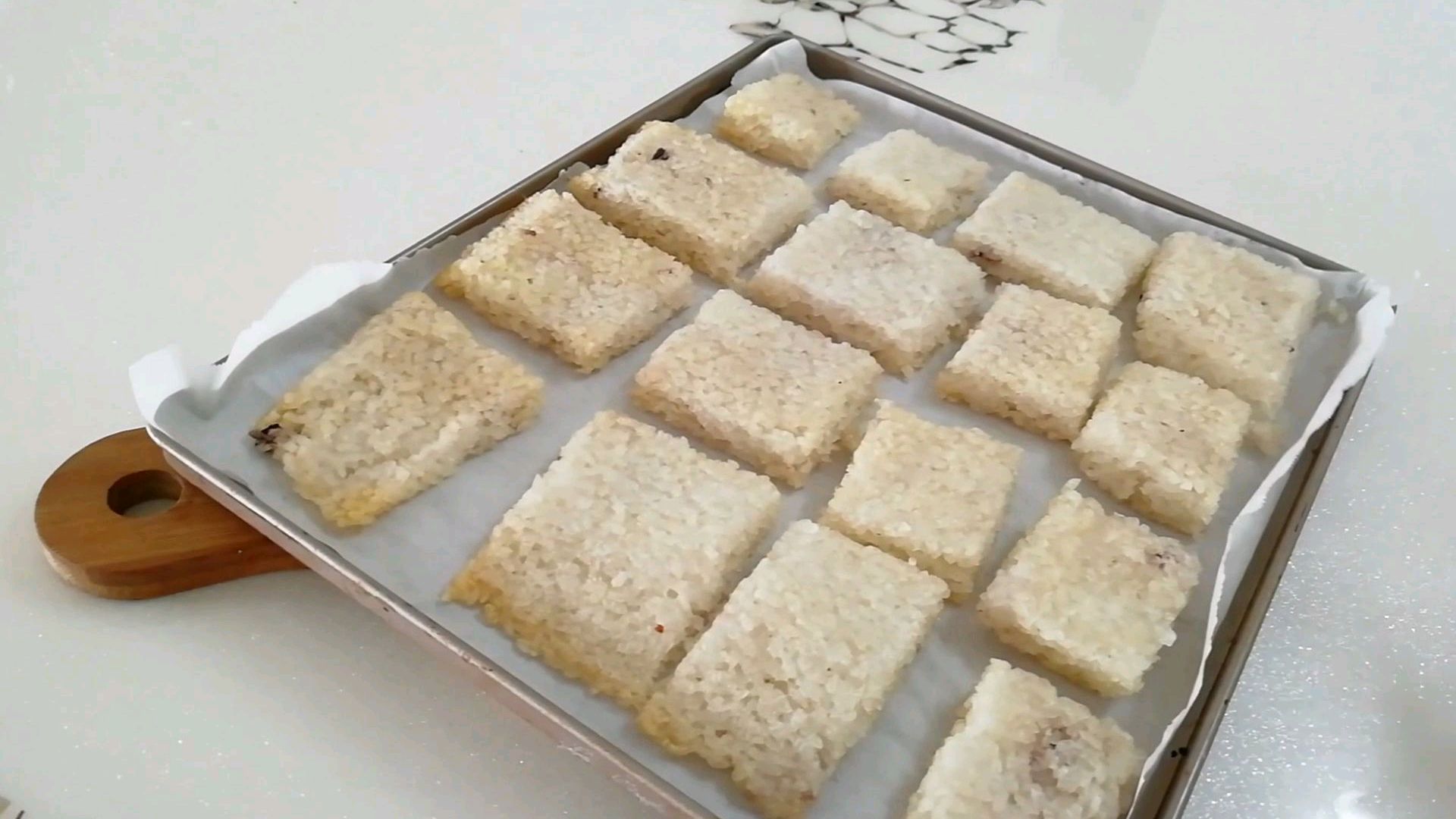 家里有剩饭,又不想吃蛋炒饭,我们来做一个四川特色菜,锅巴肉片