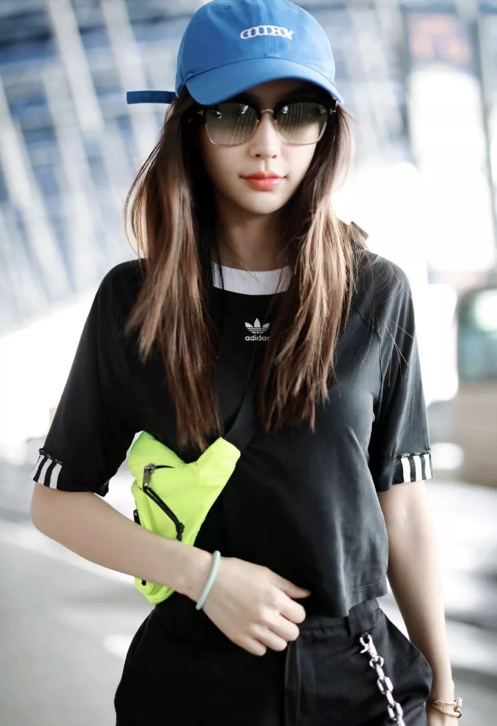 angelababy机场街拍:一身黑的运动风,荧光包亮了!