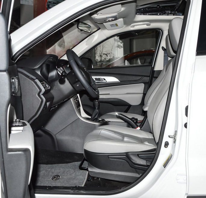 整体外形非常耐看的幻速s5,大气且具有辨识度,开出去很有面子